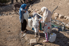 زنان و دختران بطور مداوم برای آوردن آب به محل چشمه میروند. 