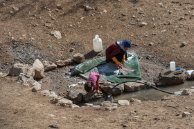 روستاییان لباس‌های خود را در نزدیکی چشمه ها می‌شویند.