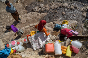 در برخی از روستاها مردم زمان زیادی در کنار چشمه برای پر کردن ظروف آب خود منتظر می‌مانند. 