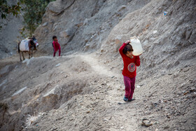 کودکان روزانه چندین بار مسیر خانه تا چشمه را برای آب طی می‌کنند. 