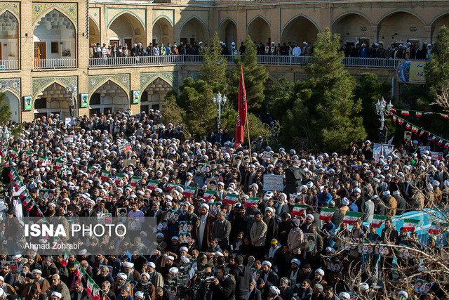 اجتماع بزرگ مردمی در قم برگزار شد