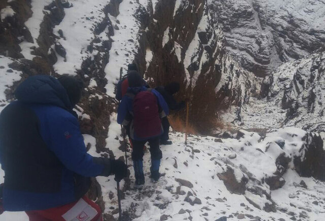 نجات ۲ زن گرفتار در ارتفاعات کوه صاحب الزمان کرمان