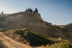 قسمتی از تپه‌های روستای کوهستان که در حال تخریب به دست سوداگران خاک بود که با دخالت مردم متوقف شد. 