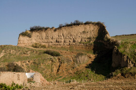 برداشت خاک باعث بوجود آمدن بنایی به شکل دیوار در منطقه چاله پل شهرستان نکا شده است. 