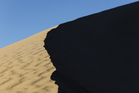 کویر «خارا» از شرق به تالاب گاوخونی، از شمال به شهرستان ورزنه و زاینده رود، از جنوب به حسن آباد و از غرب به محور ارتباطی حسن آباد به ورزنه محدود میشود.