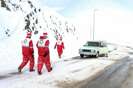 اسکان اضطراری سرنشینان ۱۰ خودرو گرفتار در برف تاراز