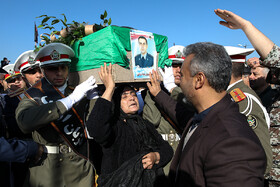 مادر یکی از جانباختگان حادثه سقوط هواپیمای بوئینگ ۷۰۷ ارتش، برای فرزند خود سوگواری می‌کند. ۲۴ دی ۹۷ یک فروند هواپیمای حمل گوشت، متعلق به ارتش، که از بیشکک قرقیزستان عازم فرودگاه پیام کرج بود، در فرودگاه فتح به زمین نشست اما دچار سانحه شد و ۱۵ نفر جان باختند.