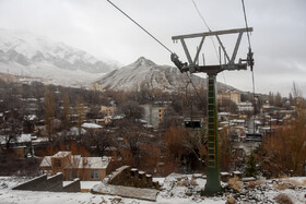 بارش برف زمستانی شهر کوهستانی شهمیرزاد در شهرستان مهدی‌شهر - استان سمنان