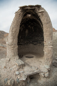 تنور‌ پخت نان که هنوز بوی خوش گذشته نه چندان دور خود را دارد، ولی خشکسالی آن‌ را سرد و بی‌روح کرده است.