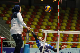 اعتراض تیم والیبال زنان ذوب‌آهن به داوری و واکنش میترا شعبانیان