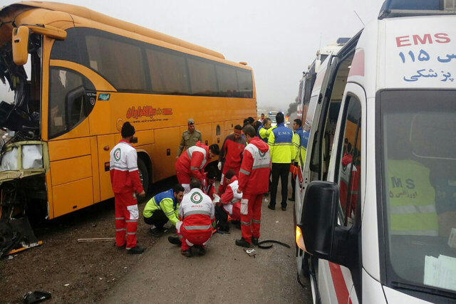 واژگونی اتوبوس 12 نفر را راهی بیمارستان کرد