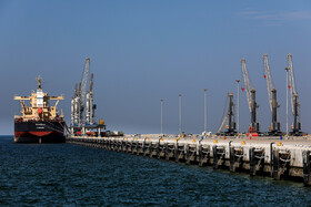 بندر شهید بهشتی چابهار دارای ظرفیت تخلیه و بارگیری سالانه بیش از هشت و نیم میلیون تن و درافت منفی 16 و نیم توانایی پهلوگیری کشتیهای بزرگ 100 هزار تنی را دارد.