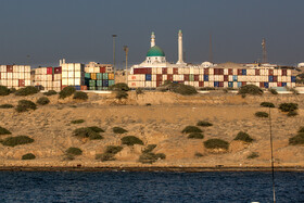 کشتیهای کانتینری که به چابهار میآیند فرآیند تخلیه و بارگیری را در بندر شهید کلانتری انجام میدهند.