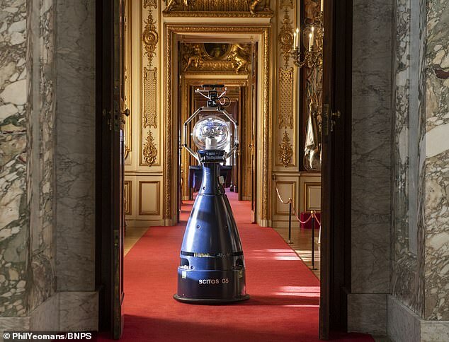 یک ربات راهنمای تور کاخ «بلنهایم» شد! (+عکس)