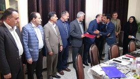 معلم فداکاری که دانش آموزان را از رودخانه عبور می‌دهد تجلیل شد+عکس