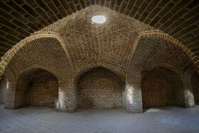  در سال ۱۳۸۸ دستور ترمیم کاروانسرای تاج‌آباد همدان صادر شد. بر اساس بررسی‌های دوران این موضوع مطرح شد که کاروانسرا نسبت به بقعه‌های مشابه وسعت بیشتری دارد و درنتیجه ترمیم و بازسازی آن زمان بیشتری را صرف خواهد کرد.
