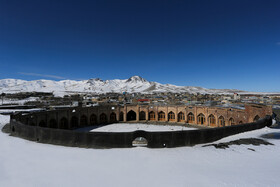  محل دقیق قرارگیری کاروانسرای تاج‌آباد در روستای تاج‌آباد سفلی است. این روستا در غرب استان همدان و شهرستان بهار قرار دارد و درواقع نزدیک به جاده همدان به کرمانشاه است. مردم این روستا به زبان کردی باهم صحبت می‌کنند. کاروانسرا در بخش مرکزی روستا قرار دارد، بنا در کنار جاده همدان-کرمانشاه و بر سر راه زائران کربلا قرار دارد.
