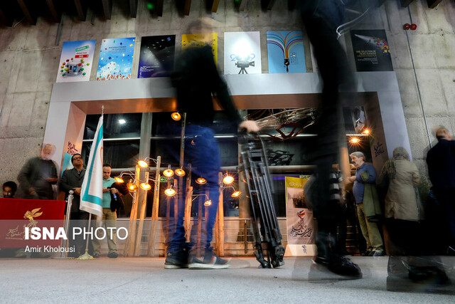 عکس تزیینی است اجرای یک برنامه سینمایی توسط جهانگیر الماسی