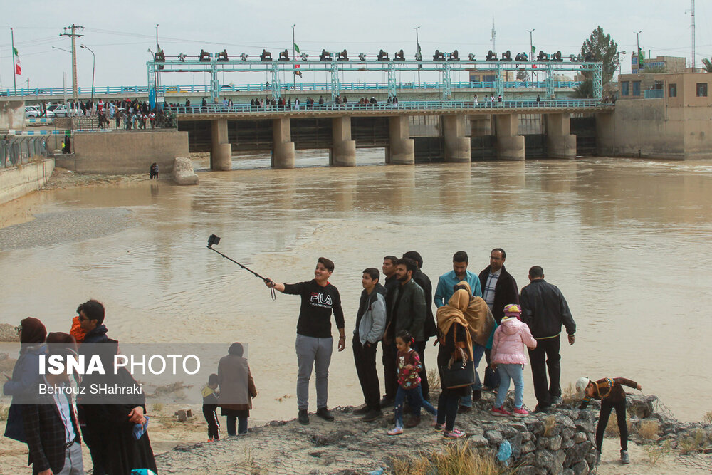 ISNA Water flows into Hamun Lake