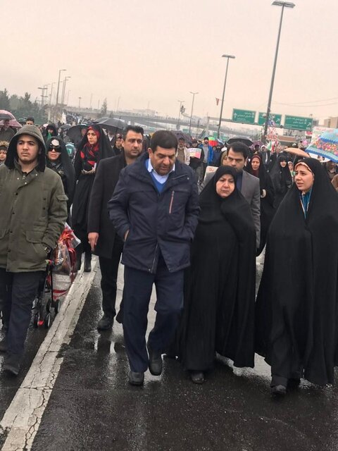 حضور رییس ستاد اجرایی فرمان امام(ره) همراه با خانواده در راهپیمایی 22 بهمن 