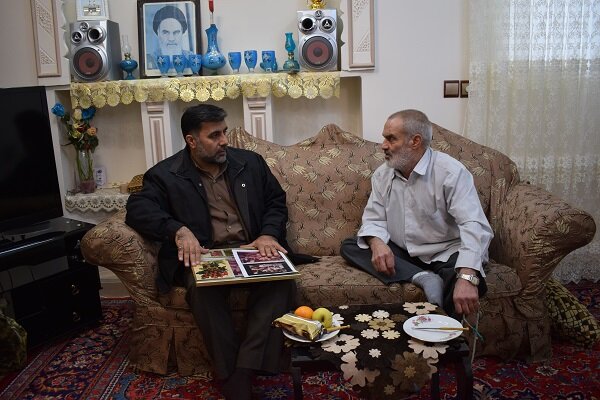 دیدار اعضای جهاددانشگاهی همدان با جانباز «غلامعلی ترابی‌حبیب»