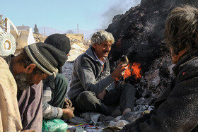 برای کوره نشینان غذا و جای خواب چالش اصلی زندگی آنهاست گاهی گروههای داوطلب و خیر شبها برای آنها غذا میآوردند.