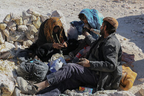 نکتهای که درباره زندگی آدمهای کوره نشین جالب است نحوه ارتباط آنهاست، آنها برای هم مثل خانوادهای هستند که خودشان نداشتند.