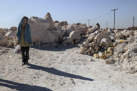 الهام سالها کوره نشین است بر اثر مصرف مواد و تغییرات هورمونی شبیه مردان شده است. او با جستجو در زبالهها چند اسباب بازی کهنه پیدا کرده و برای خرج مواد خود دنبال مشتری میگردد.