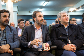 مهدی شفیعی (وسط) در مراسم تودیع و معارفه مدیرعامل روزنامه ایران