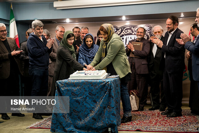 کیک هفت هزارمین شماره ایران بریده شد