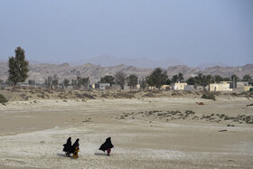 مردم منطقه که  علاوه بر مشکلات خشکسالی با مشکل شنهای روان که هر روز بیشتر از پیش زندگیشان را تهدید میکند مواجه هستند، راهی جز رفتن و ترک خانههای خود را ندارند.