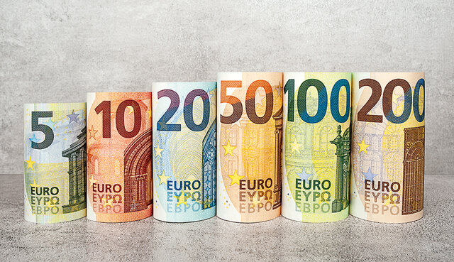 یورو در بانک‌ها به زیر ۱۵,۰۰۰ تومان برگشت
