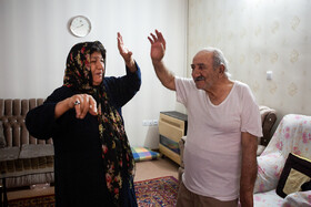 گاهی مواقع پدر بزرگ بی حوصله است و او هرکاری می‌کند تا این بی‌حوصلگی رفع شود.
