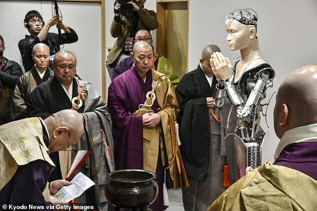 ربات «بودا» در یکی از معابد ۴۰۰ ساله ژاپن! (+عکس)