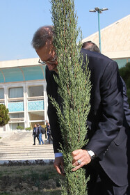 کاشت درخت در مجلس توسط علی لاریجانی