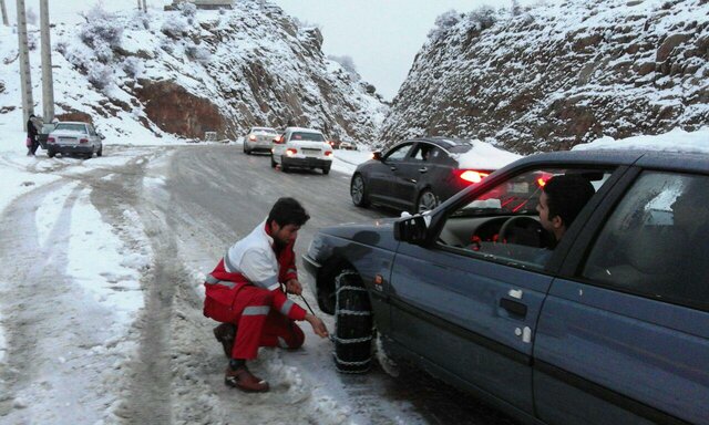 برف در گردنه‌های کوهرنگ؛ تردد خودروها به کندی انجام می‌شود