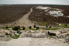 قسمتی از ساحل بندر ترکمن که گردشگران از طریق پله‌، وارد قایق‌های تفریحی می‌شدند، هم‌اکنون به طور کامل خشک شده است.