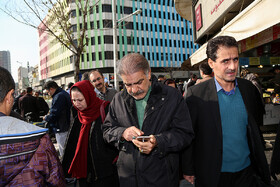زندگی امروز بدون موبایل امکان‌پذیر نیست. همان تلفن همراه، همزمان که با امکانات فراوانش ما را به دورترین افراد نزدیک کرده، از دنیای نزدیک خودمان دور کرده است. در یک خیابان قدم می‌زنیم بدون آنکه به زیبایی‌های اطرافمان توجه کنیم. دنیای جذاب و رنگارنگ مجازی، گاهی برایمان از دنیای حقیقی اطراف شیرین‌تر می‌شود و فقط برخورد ناگهانی با غریبه‌ای می‌تواند لحظه‌ای ما را به دنیای واقعی بازگرداند.