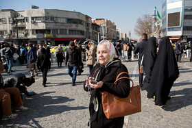 زندگی امروز بدون موبایل امکان‌پذیر نیست. همان تلفن همراه، همزمان که با امکانات فراوانش ما را به دورترین افراد نزدیک کرده، از دنیای نزدیک خودمان دور کرده است. در یک خیابان قدم می‌زنیم بدون آنکه به زیبایی‌های اطرافمان توجه کنیم. دنیای جذاب و رنگارنگ مجازی، گاهی برایمان از دنیای حقیقی اطراف شیرین‌تر می‌شود و فقط برخورد ناگهانی با غریبه‌ای می‌تواند لحظه‌ای ما را به دنیای واقعی بازگرداند.