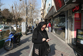 زندگی امروز بدون موبایل امکان‌پذیر نیست. همان تلفن همراه، همزمان که با امکانات فراوانش ما را به دورترین افراد نزدیک کرده، از دنیای نزدیک خودمان دور کرده است. در یک خیابان قدم می‌زنیم بدون آنکه به زیبایی‌های اطرافمان توجه کنیم. دنیای جذاب و رنگارنگ مجازی، گاهی برایمان از دنیای حقیقی اطراف شیرین‌تر می‌شود و فقط برخورد ناگهانی با غریبه‌ای می‌تواند لحظه‌ای ما را به دنیای واقعی بازگرداند.