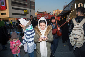 زندگی امروز بدون موبایل امکان‌پذیر نیست. همان تلفن همراه، همزمان که با امکانات فراوانش ما را به دورترین افراد نزدیک کرده، از دنیای نزدیک خودمان دور کرده است. در یک خیابان قدم می‌زنیم بدون آنکه به زیبایی‌های اطرافمان توجه کنیم. دنیای جذاب و رنگارنگ مجازی، گاهی برایمان از دنیای حقیقی اطراف شیرین‌تر می‌شود و فقط برخورد ناگهانی با غریبه‌ای می‌تواند لحظه‌ای ما را به دنیای واقعی بازگرداند.