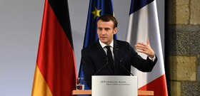 ماکرون خواستار دوره انتقال "منطقی" در الجزایر شد