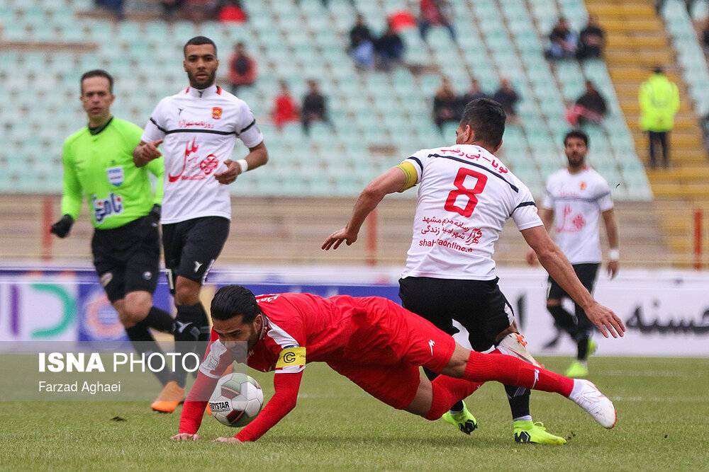 IRNA English - Sepahan, Padideh playing football