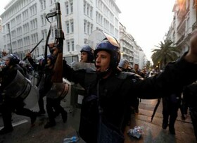 هم‌صدا شدن پلیس با معترضان در بزرگترین تظاهرات علیه بوتفلیقه