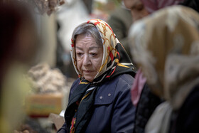 برخی از خریداران می‌گویند ناچارند بخاطر حفظ آبرو، صرفاً برای پذیرایی از مهمان، کمی آجیل تهیه کنند.