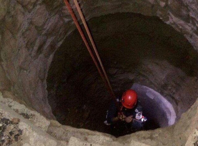 نجات کارگر از عمق 80 متری چاه در روستای شاد آباد تبریز