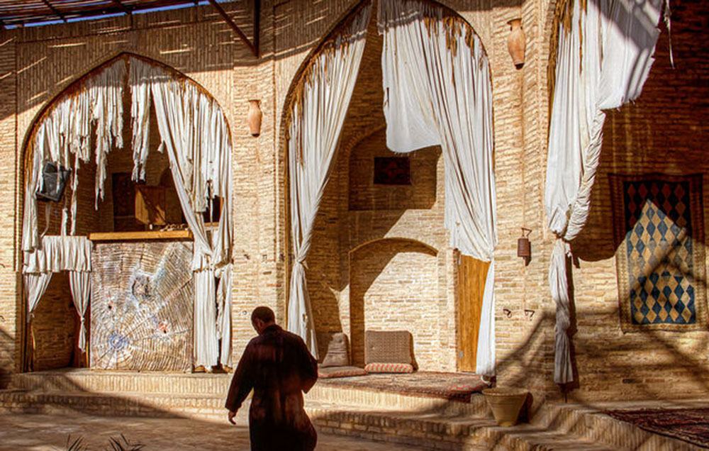 تماشای آسمان شب کویر از پشت بام تنها کاروانسرای مدور ایران