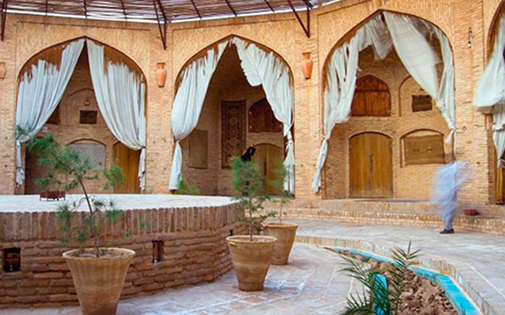 تماشای آسمان شب کویر از پشت بام تنها کاروانسرای مدور ایران