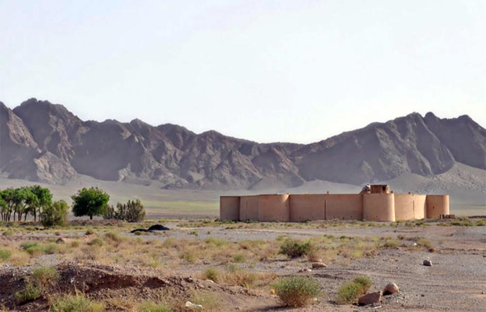 تماشای آسمان شب کویر از پشت بام تنها کاروانسرای مدور ایران