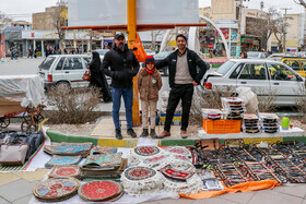 علی اهل روستا و ساکن اراک است. می‌گوید ۱۷ سالی است که گچکاری می‌کند و به علت بدقولی کارفرما، راحت تر بودن کار و درآمد بیشتر، روزهای پایانی سال را دستفروشی می‌کند
